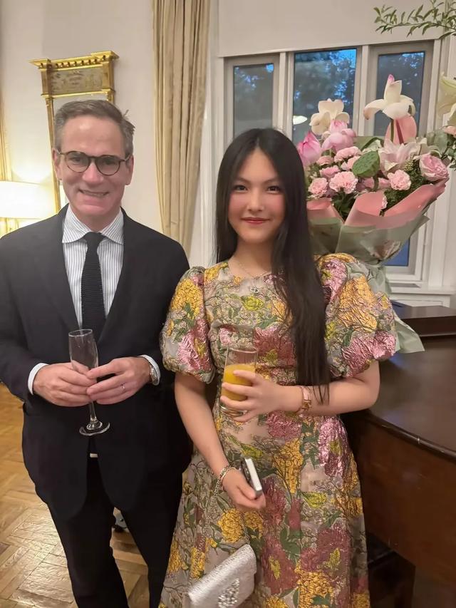 李湘带王诗龄去见英国大使，穿西装瘦了几圈，王诗龄胖的贵气逼人