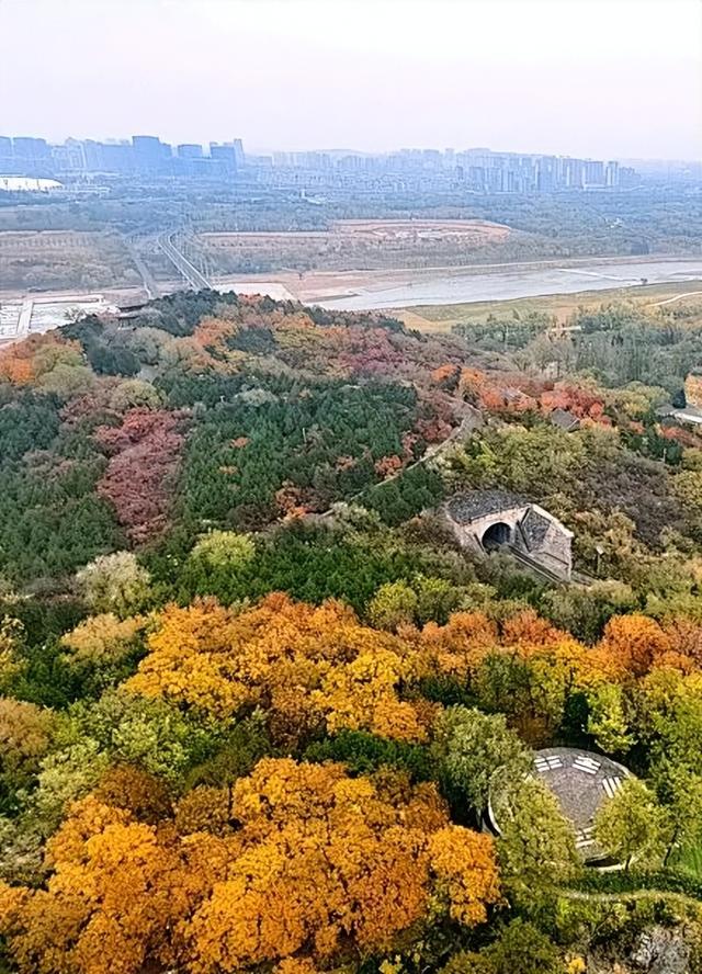 永定塔九层上新啦！观光望远镜带你 “一键拉近” 山河盛景，解锁北京全景视角～