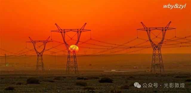 甘肃敦煌:大漠孤烟直 电网落日圆