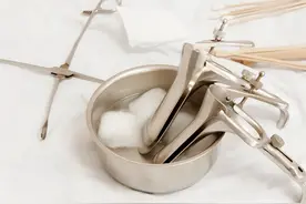 手术台上的屈辱:女人为何要忍受鸭嘴钳折磨?图片