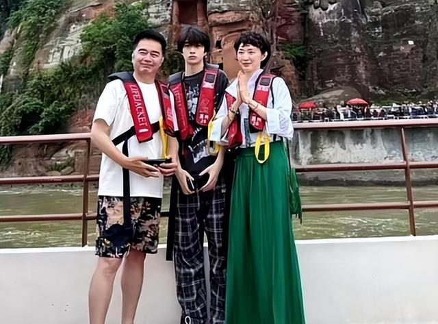 许亚军四任妻子已去其二，前妻何晴生前透露，和他新家庭关系和睦