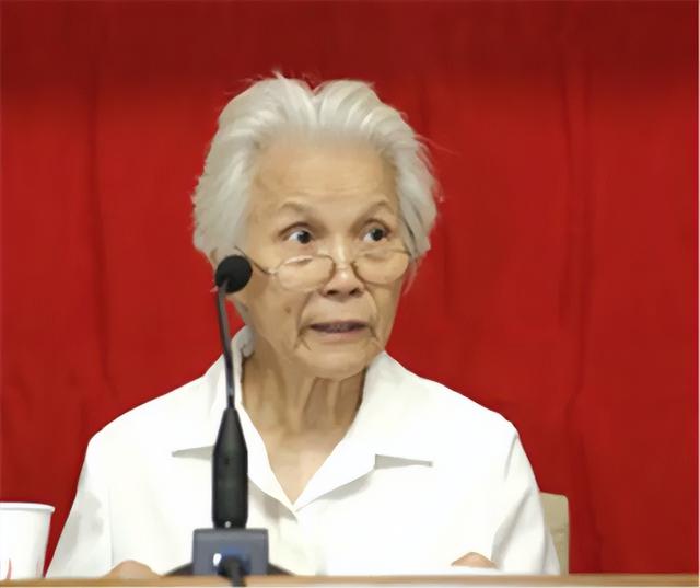 她是副总理之女，联系父亲生前好友却遭嫌弃，苦笑：他们都讨厌我