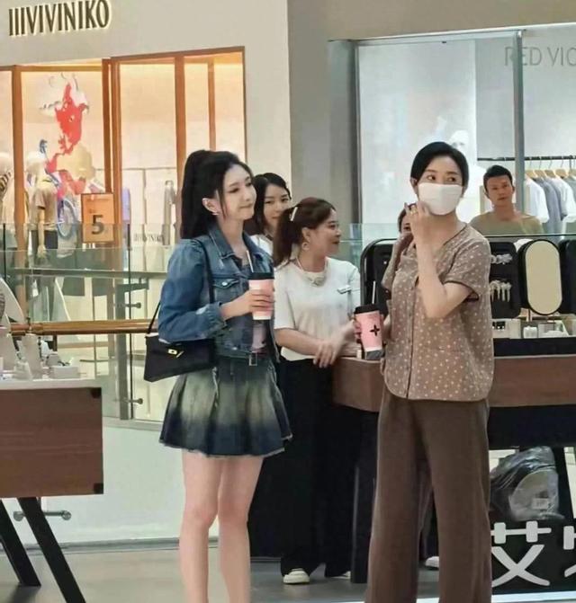 江疏影在成都万象城购物，腿又白又细身材好，比普通人好看多了