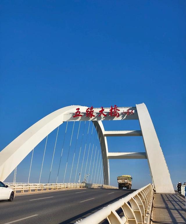 厦门五缘湾大桥共有五座大桥，为日缘、月缘、天缘、地缘、人缘
