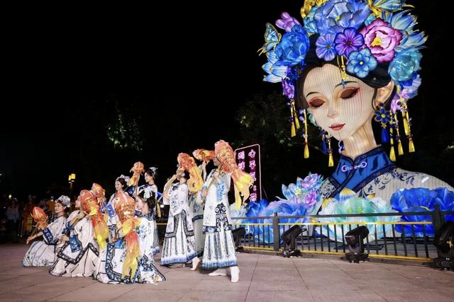 来济南大明湖打卡新版“夏雨荷”,逛雨荷市集吧!(亮灯时间见文内)