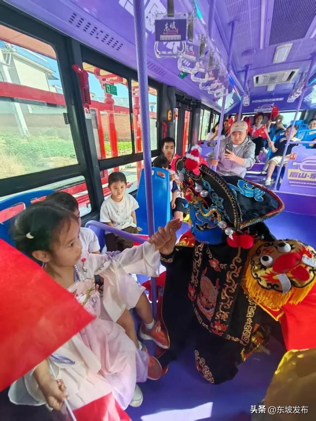 友情提示！免费旅游巴士还可以看“川剧”表演！