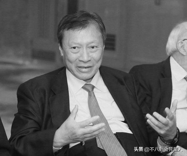 香港四大家族没落：李嘉诚父子撤退，郑裕彤儿子负债李兆基家躺平
