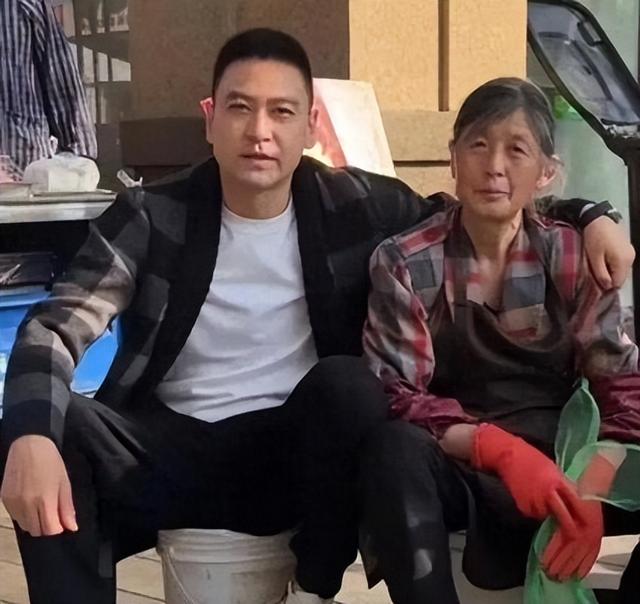 演员李飞接不到戏，"落魄"到陪母亲摆摊卖鱼	，背后的真相太现实