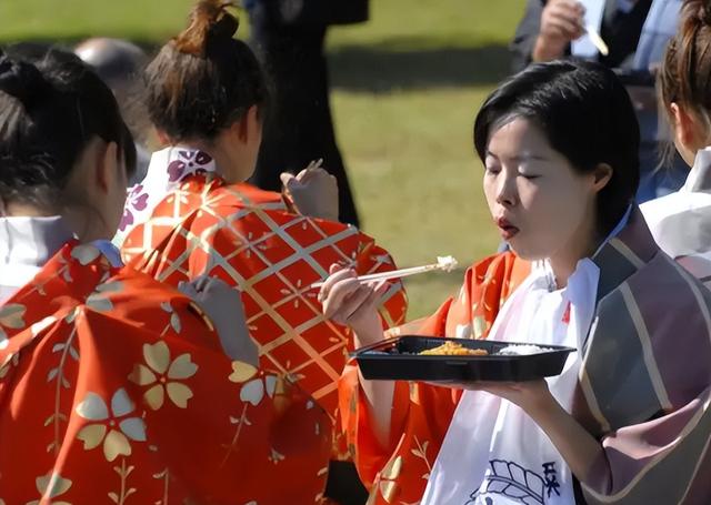 12条中日航线全停！日本机场哭成一片，上海数万日本人何去何从