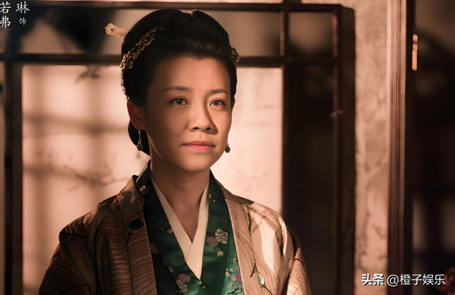 与四婚名导同居三年流产两次不结婚，转身下嫁穷小子，如今咋样？