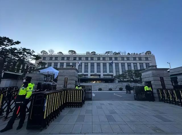 尹锡悦“垂死挣扎”？再度以病重为由，拒绝出庭，但李在明不会放过他，准备下狠手，最后关头绝对不容有失