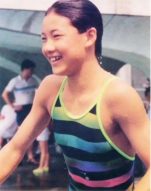 嫁大26岁富豪、5年生3胎，恩爱23年的伏明霞终是没逃过残酷现实