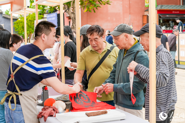 “一卷阅八闽”在福州梁厝开卷：秋光正好，客来古厝寻书香