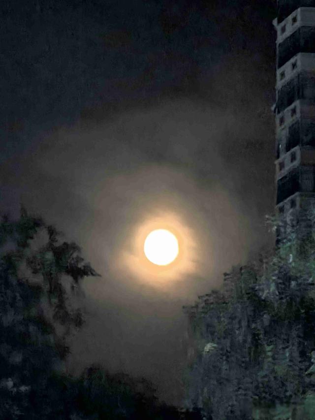 北京夜空现血色圆月，专家称三年才等一次，民间却传“灾祸将至”