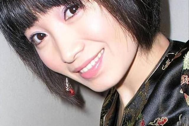 她连上5次春晚，私下却和恩师同居怀孕被骗流产，今57岁依然单身
