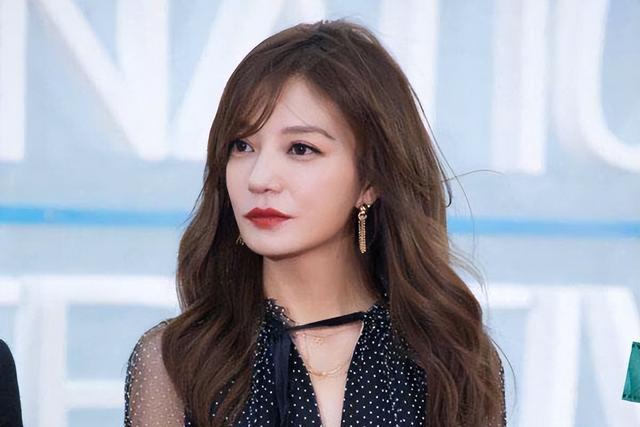 事业没了、婚也离了，49岁赵薇近况曝光，原来被封杀只是冰山一角