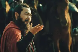 曹操几十万大军，为何独怕张飞和关羽？曹操两句话道出天机！图片