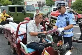 老年人没有驾照怎么办？还能开三四轮车吗？答案来了，你怎么看图片