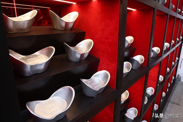 沾沾财气，千年古镇上海七宝老街惊现 “银墙” 打卡点