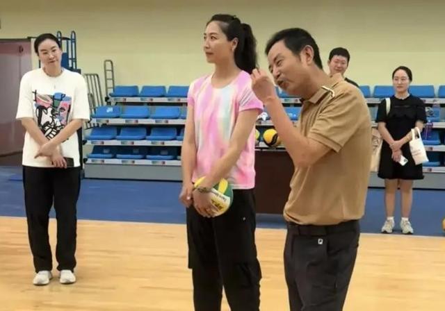 陈忠和久违现身：68岁弓腰驼背，老得不敢认，二婚娶女排弟子为妻