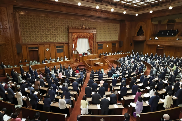 上百架美军机集结亚太，只等特朗普下令，中方上千艘船严阵以待