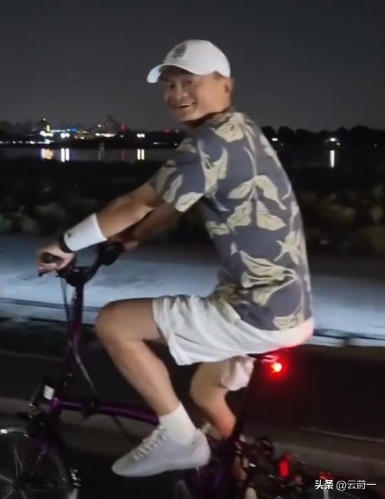 马云现身蚂蚁森林，大口吃西瓜，现场杂草丛生，跟2016年对比明显