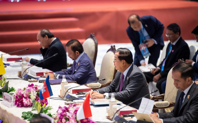 第三国加入战团！泰柬还未止戈，老挝又突然对柬开火，激烈冲突爆发，腹背受敌的洪森这下麻烦大了