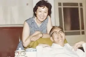 1974年，乔冠华和新婚妻子章含之的合影，虽相差22岁，却恩爱无比图片