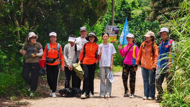 福建龙岩徒友为广东梅州助力，200多人同登旗山，进防空洞探秘