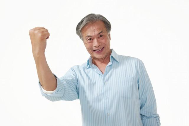 与人招呼，莫拍肩膀