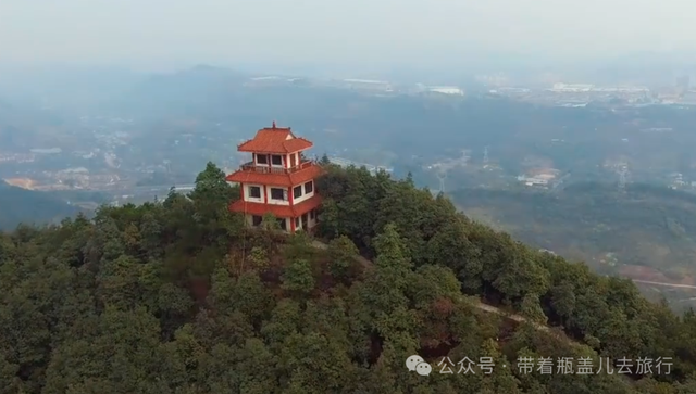 重庆山谷中荒废的景区，杂草丛生空无一人，探险者忠告别一个人来