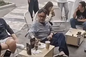 51岁汪涵长沙街头近照曝光！穿人字拖嚼槟榔喝咖啡 身上老人味明显图片