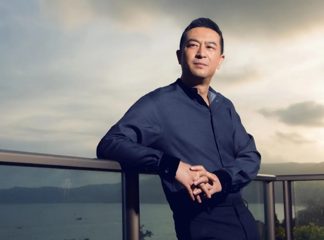 与王海燕离婚传闻真相大白1年，55岁张嘉益近况曝出，一点不意外