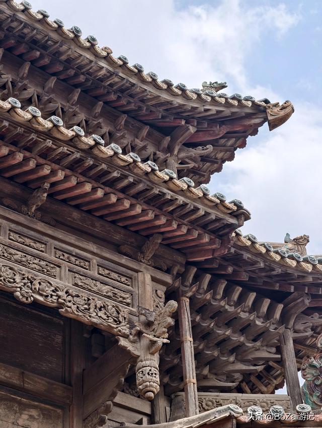 窄巷闯进城隍庙，古柏广场豁然开朗，压缩美学惊艳