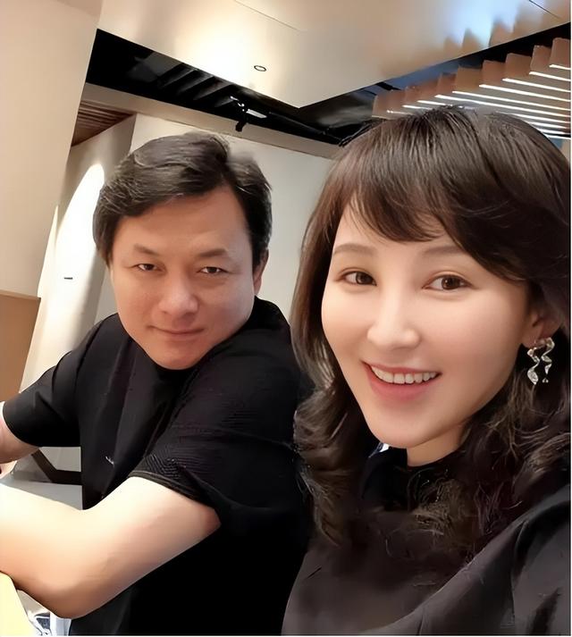 她19岁与导演私奔，在地下室裸婚连生3胎，今被丈夫用7部剧捧红