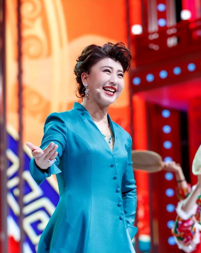 风向变了？央媒公开点名闫学晶，文案信息量大，32岁儿子也被连累