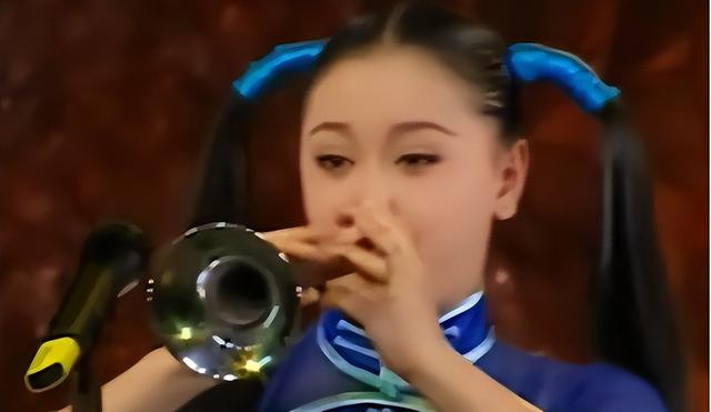 她曾是本山传媒第一美女，当红时被开除，如今与昔日判若两人