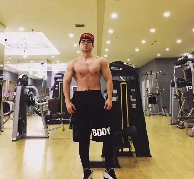 北京医生竟然是肌肉猛男！？脱下工作服之后，女网友纷纷求打针！