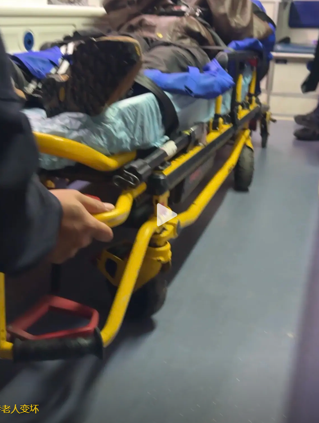 坏人变老了？女子劝邻居别乱扔垃圾被群殴，最大动手者81岁，女子已退租：不接受任何调解！