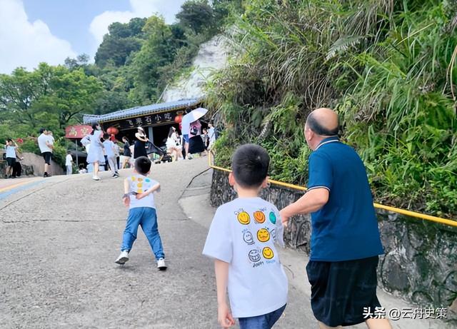 年轻人为何集体“白嫖”景区？报复性白嫖，景区赚不到钱了？