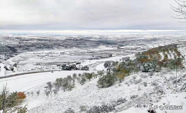 深秋定西，初雪悄然缀山河
