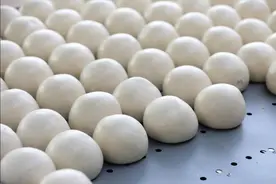 蒸馒头，只放酵母可不行，记好这3点，发酵速度快，馒头又白又软图片