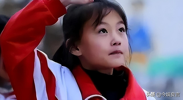 没钱还硬装？宁夏一笑成名拒绝百万签约的小女孩	，现在成了这样