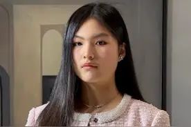 李湘又带王诗龄提车，母女俩越长越像，王诗龄的一圈胡子好显眼图片