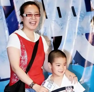 国家一级女演员的她，多次给丈夫戴绿帽，为何丈夫重病都不离婚？