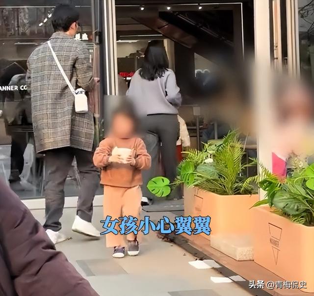 女孩打翻水杯后续：母亲正脸被扒，疑出言反驳网友，丢人丢到国外