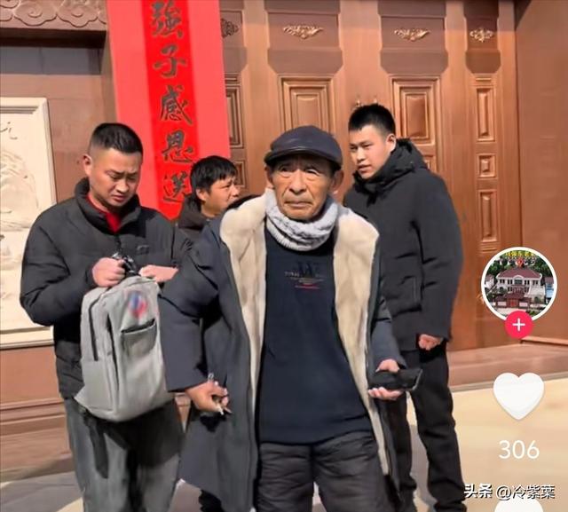 刘强东返乡发超万件年货，令人恶心的事却发生，父亲被人围堵塞信