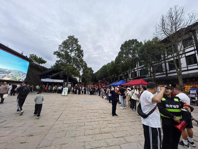 暖心摆渡获好评——剑阁县国庆免费摆渡车四天转运千余人