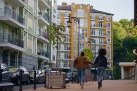 深圳街头惊现“地摊女友”拥抱1元，亲吻10元，明码标价引热议图片