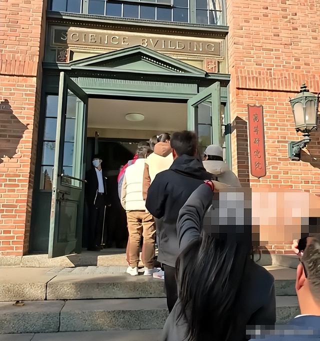 杨振宁刚去世，翁帆终于发声，字字催泪，清华大学吊唁堂细节感人